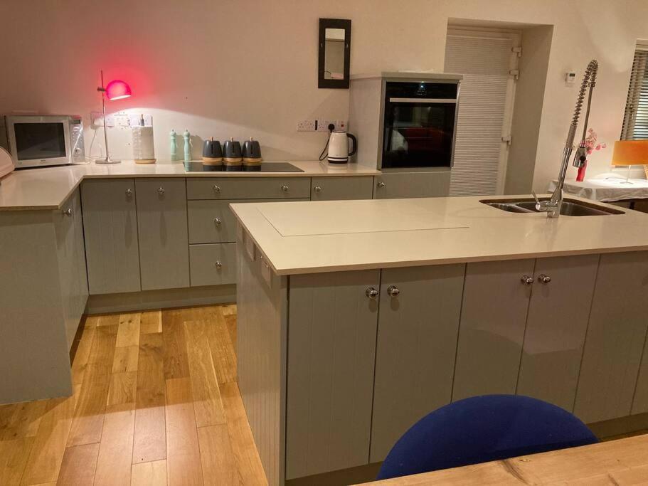 2 Quay Road, Killala. Stunning Sea Front Cottage מראה חיצוני תמונה