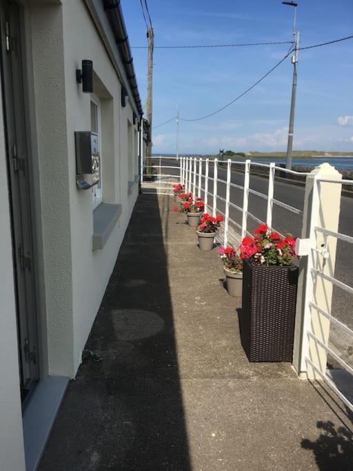 2 Quay Road, Killala. Stunning Sea Front Cottage מראה חיצוני תמונה