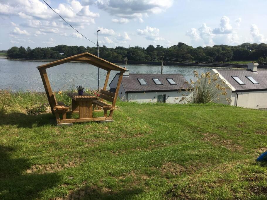 2 Quay Road, Killala. Stunning Sea Front Cottage מראה חיצוני תמונה