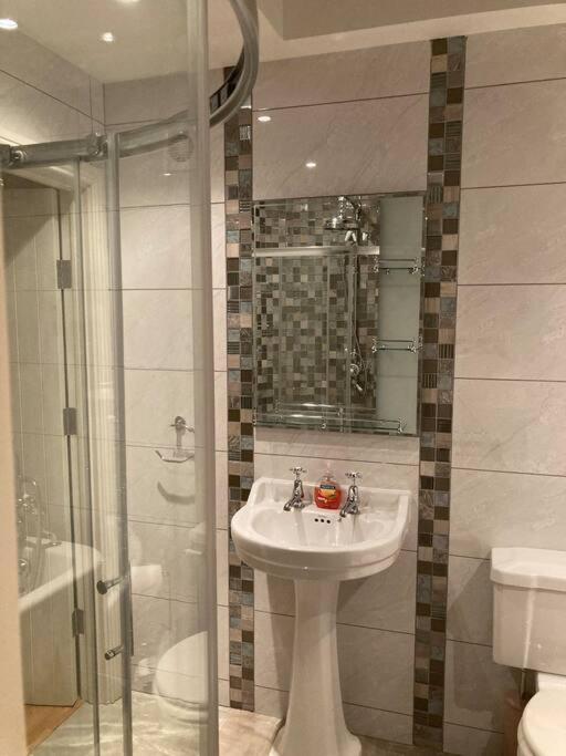 2 Quay Road, Killala. Stunning Sea Front Cottage מראה חיצוני תמונה