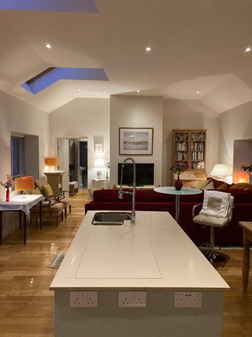 2 Quay Road, Killala. Stunning Sea Front Cottage מראה חיצוני תמונה