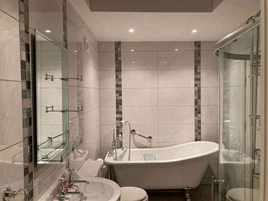 2 Quay Road, Killala. Stunning Sea Front Cottage מראה חיצוני תמונה