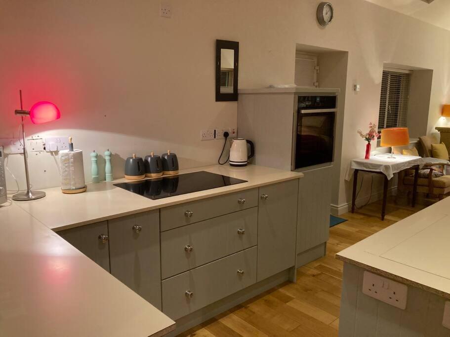 2 Quay Road, Killala. Stunning Sea Front Cottage מראה חיצוני תמונה