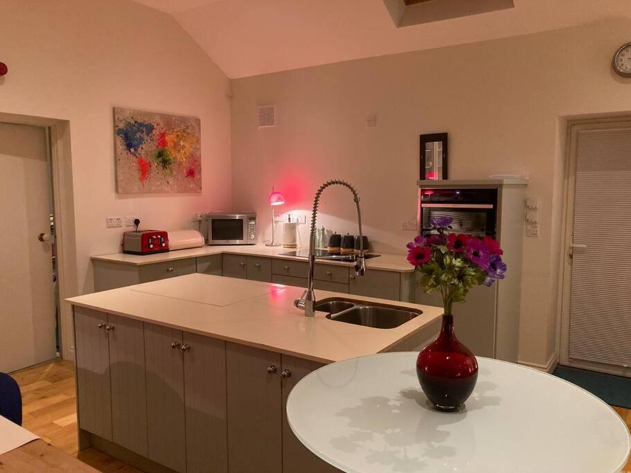 2 Quay Road, Killala. Stunning Sea Front Cottage מראה חיצוני תמונה