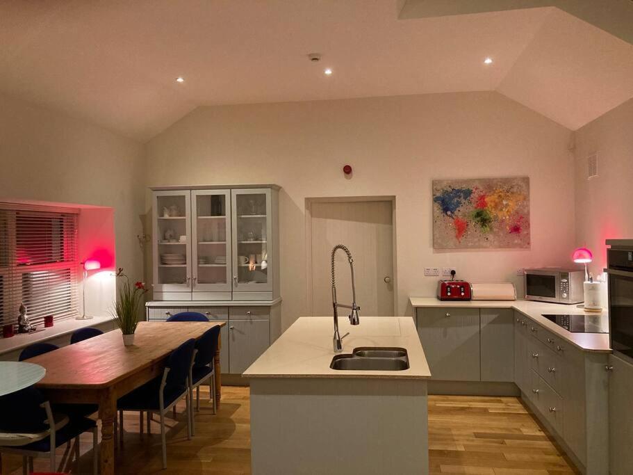 2 Quay Road, Killala. Stunning Sea Front Cottage מראה חיצוני תמונה
