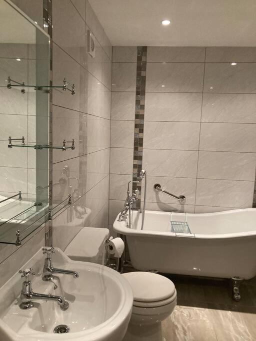2 Quay Road, Killala. Stunning Sea Front Cottage מראה חיצוני תמונה
